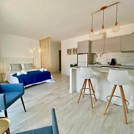 Apartment White Downtown