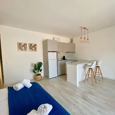 White Downtown Apartament *