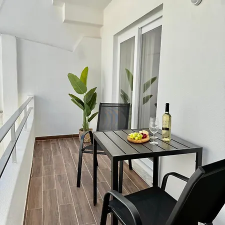 White Downtown Apartament *